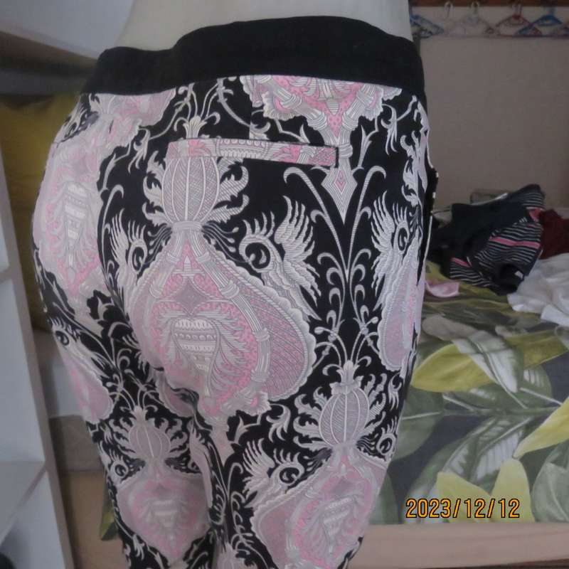 Baroque pink/white/black printed stretch cotton skinny leg pants size 36 to 37. By STUDIO W.As new