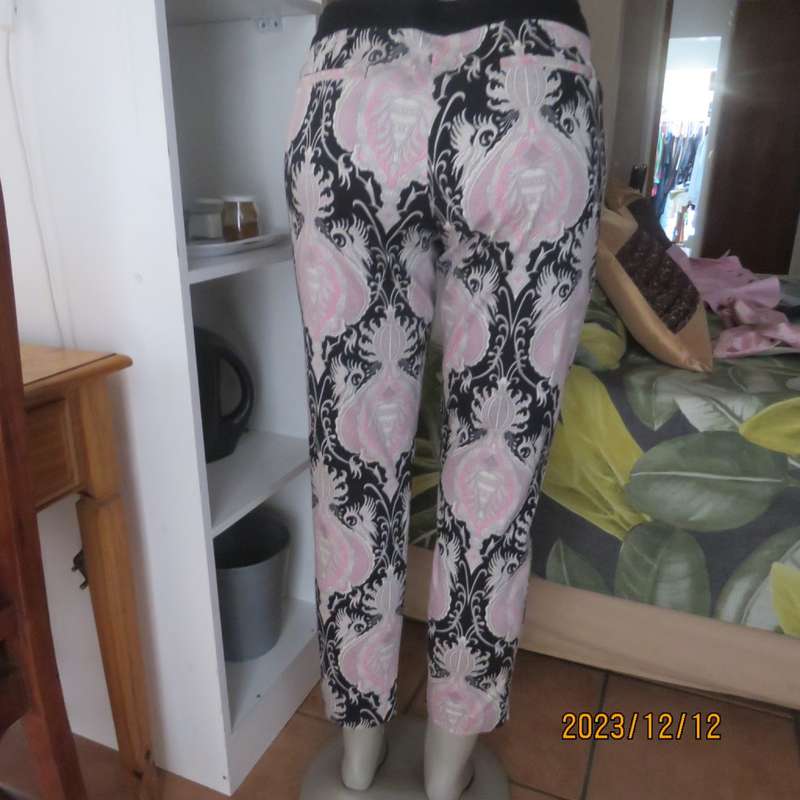 Baroque pink/white/black printed stretch cotton skinny leg pants size 36 to 37. By STUDIO W.As new