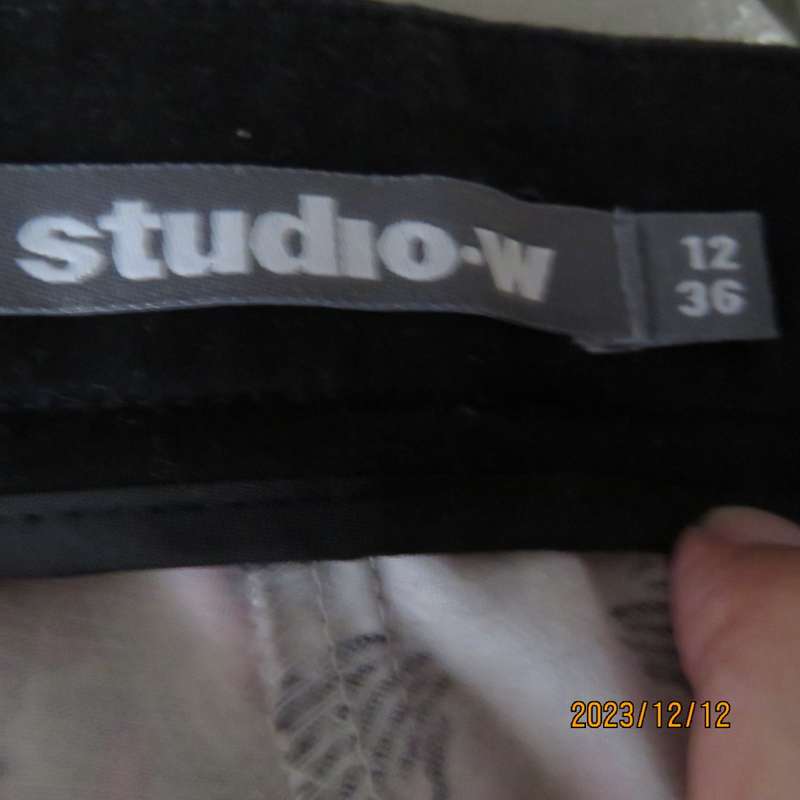 Baroque pink/white/black printed stretch cotton skinny leg pants size 36 to 37. By STUDIO W.As new