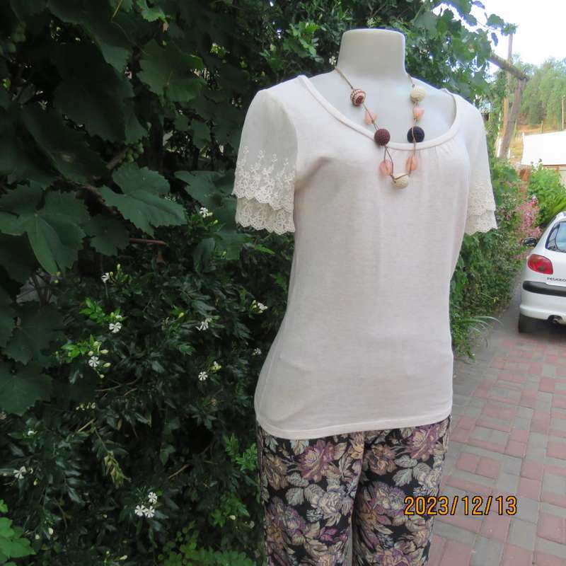 Well know Japanese brand NERVEUX FEMME beige soft stretch knitted top. Size 36. Lace sleeves. As new