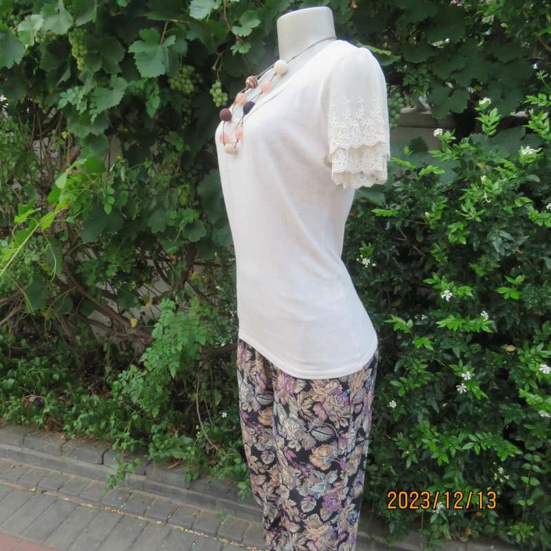 Well know Japanese brand NERVEUX FEMME beige soft stretch knitted top. Size 36. Lace sleeves. As new