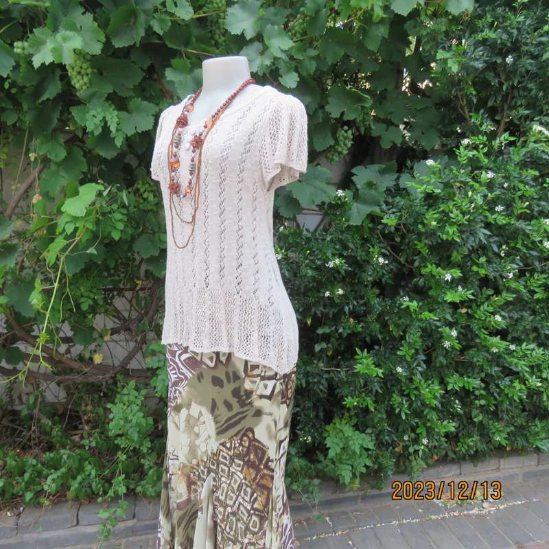 Stunning ecru colour cotton/acrylic/mohair lace knitted capped sleeve top by MACA. Size 36/38.As new