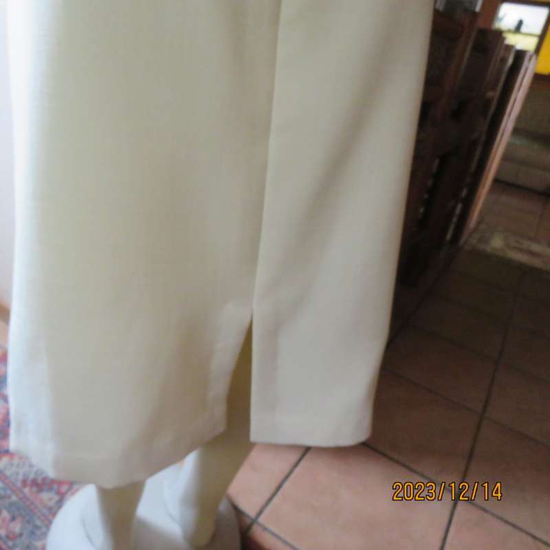 Easy to wear cream fully lined pencil skirt in textured polyester. Boutique made size 40. New cond.