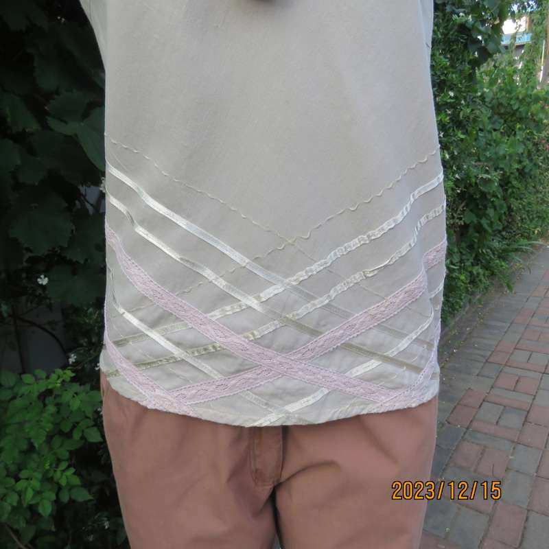 Sweet ecru colour V neck slip over linen/cotton blend top. Lace/ribbon front decoration. Size 34.