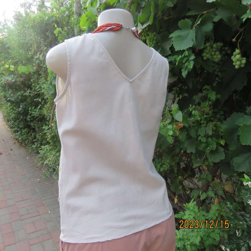 Sweet ecru colour V neck slip over linen/cotton blend top. Lace/ribbon front decoration. Size 34.