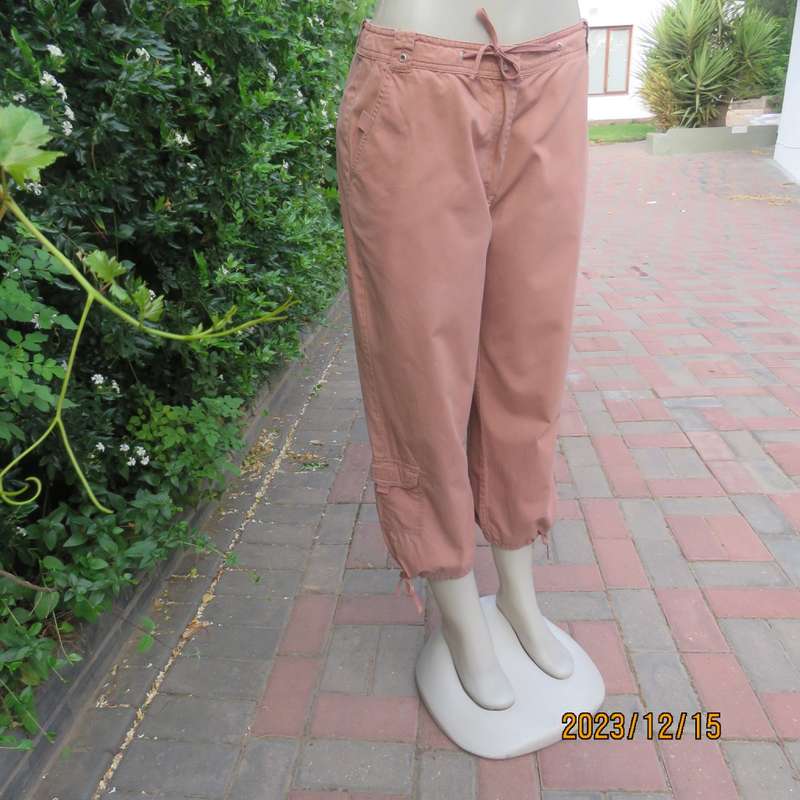 Totally off duty look ankle cotton pants in fawn. Size 36 by STATURE. Side and leg pockets. As new
