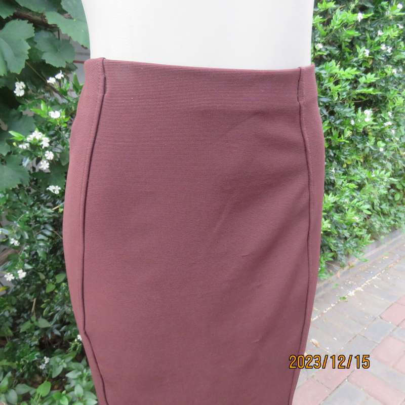 Elegant paneled choc brown ribbed stretch polyester high waisted skirt. By DESIGNER EXC. size 36.