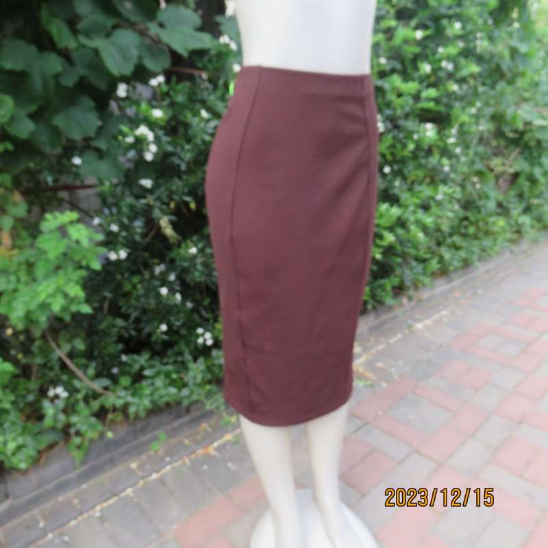 Elegant paneled choc brown ribbed stretch polyester high waisted skirt. By DESIGNER EXC. size 36.