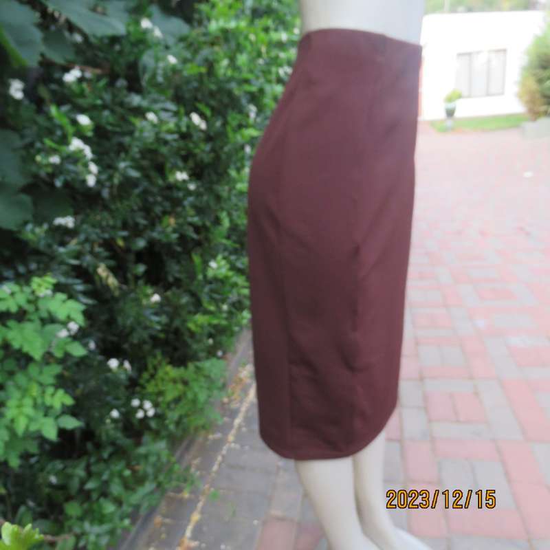 Elegant paneled choc brown ribbed stretch polyester high waisted skirt. By DESIGNER EXC. size 36.