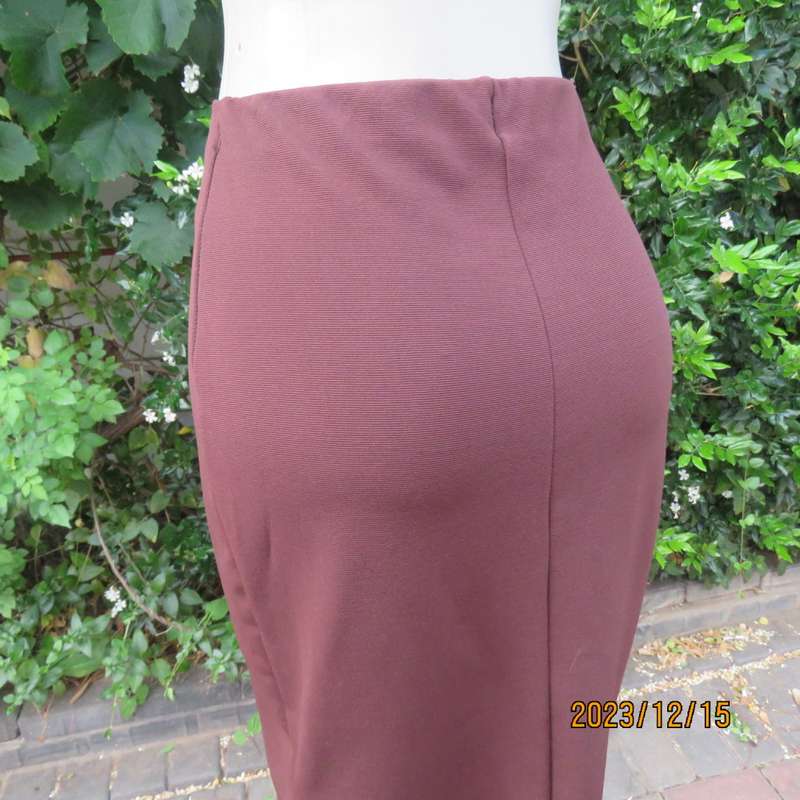 Elegant paneled choc brown ribbed stretch polyester high waisted skirt. By DESIGNER EXC. size 36.
