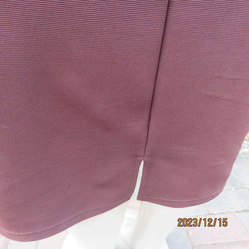 Elegant paneled choc brown ribbed stretch polyester high waisted skirt. By DESIGNER EXC. size 36.
