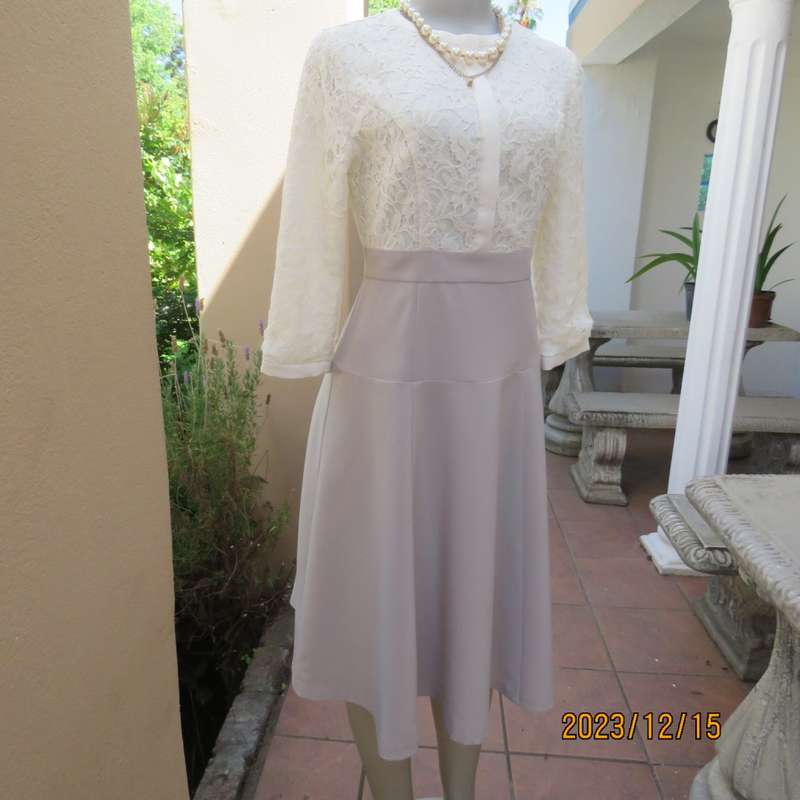 Absolute amazing formal dress with cream acrylic lace top/ecru poly/viscose A Line bottom.Size 35/11