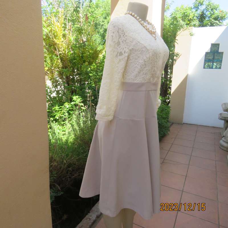 Absolute amazing formal dress with cream acrylic lace top/ecru poly/viscose A Line bottom.Size 35/11