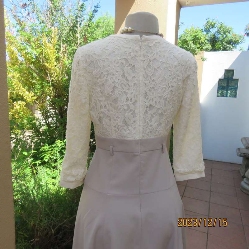 Absolute amazing formal dress with cream acrylic lace top/ecru poly/viscose A Line bottom.Size 35/11