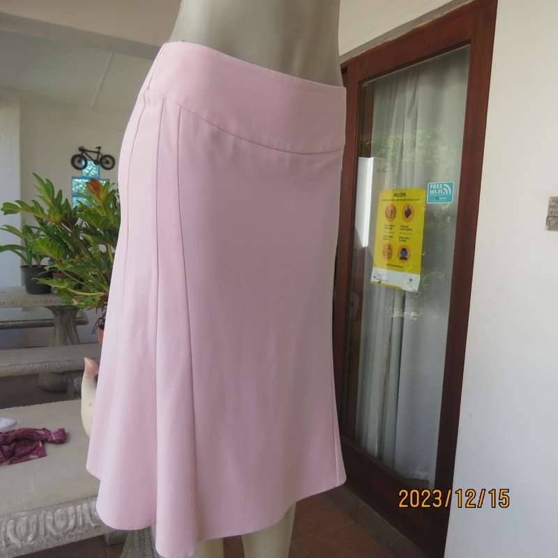 Stunning pale pink stretch poly/viscose skirt by OASIS size 34/10. Unique side panels, Brand new con