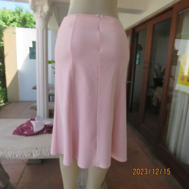 Stunning pale pink stretch poly/viscose skirt by OASIS size 34/10. Unique side panels, Brand new con