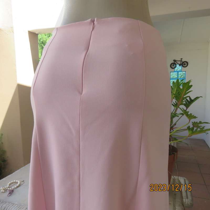 Stunning pale pink stretch poly/viscose skirt by OASIS size 34/10. Unique side panels, Brand new con