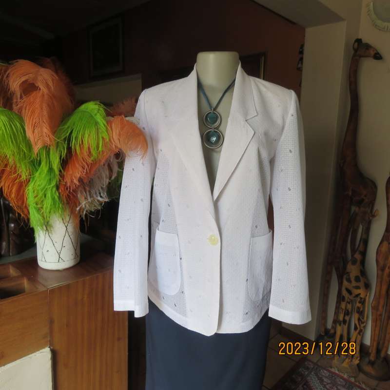 Stunning snow white long sleeve lace jacket by YOUNINA size 36. Brand new condition. One button.