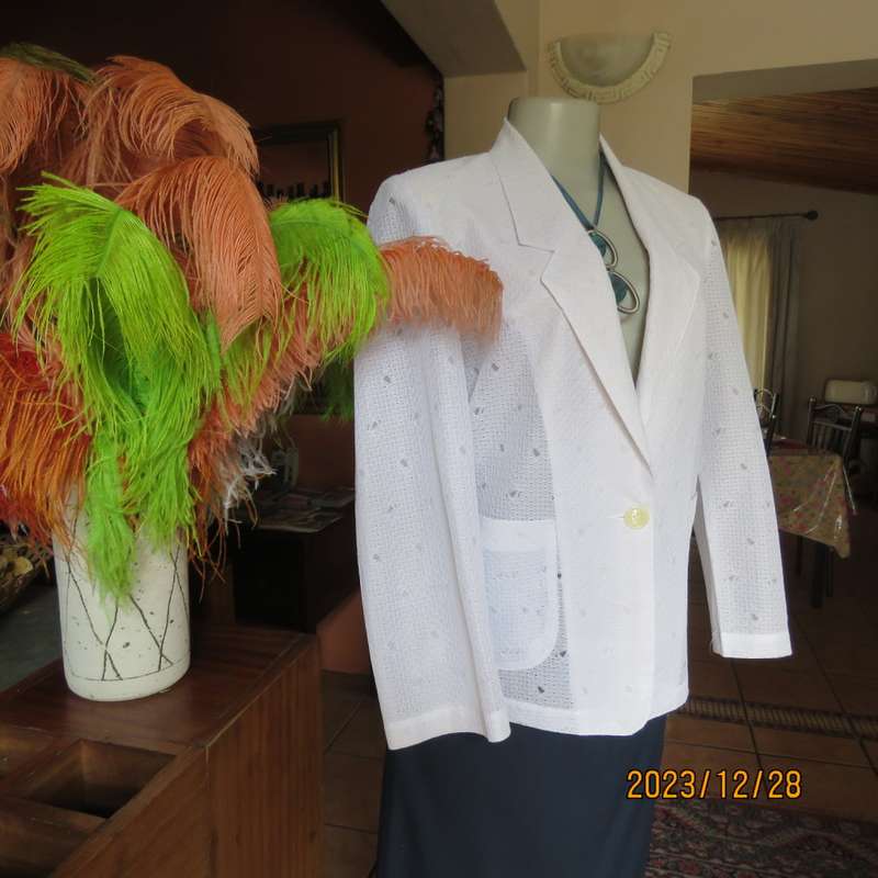 Stunning snow white long sleeve lace jacket by YOUNINA size 36. Brand new condition. One button.