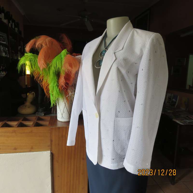 Stunning snow white long sleeve lace jacket by YOUNINA size 36. Brand new condition. One button.