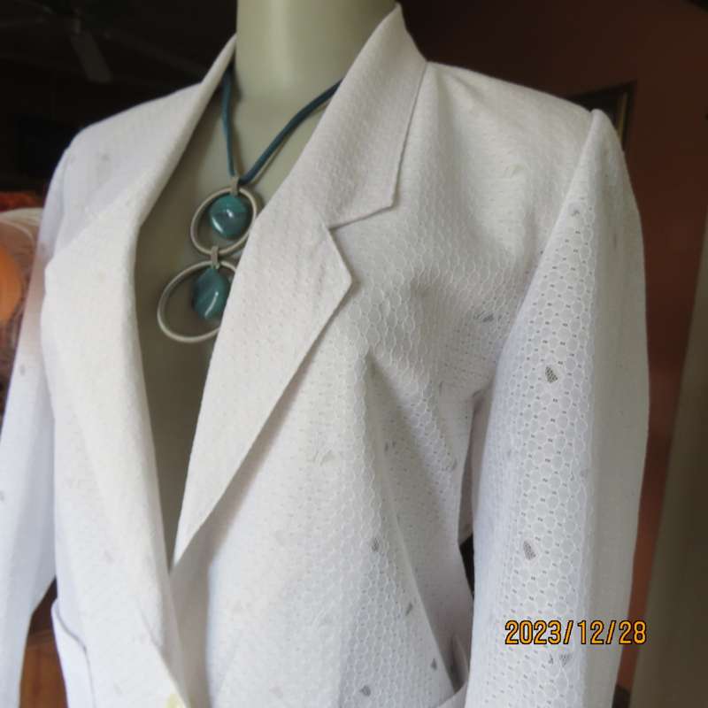 Stunning snow white long sleeve lace jacket by YOUNINA size 36. Brand new condition. One button.