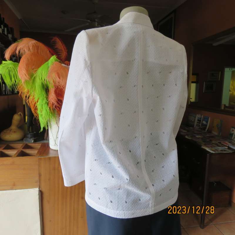 Stunning snow white long sleeve lace jacket by YOUNINA size 36. Brand new condition. One button.