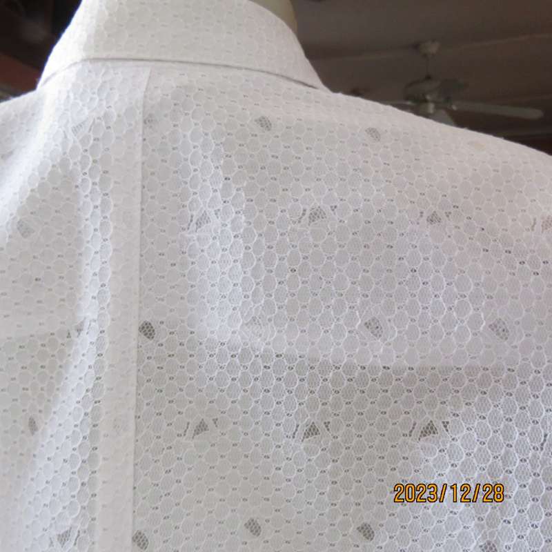Stunning snow white long sleeve lace jacket by YOUNINA size 36. Brand new condition. One button.