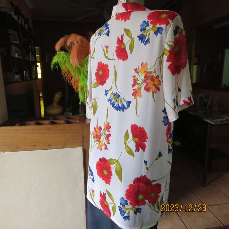 Cheerful white floral button down top with short sleeves/open collar. Size 42. Slitted slides.As new