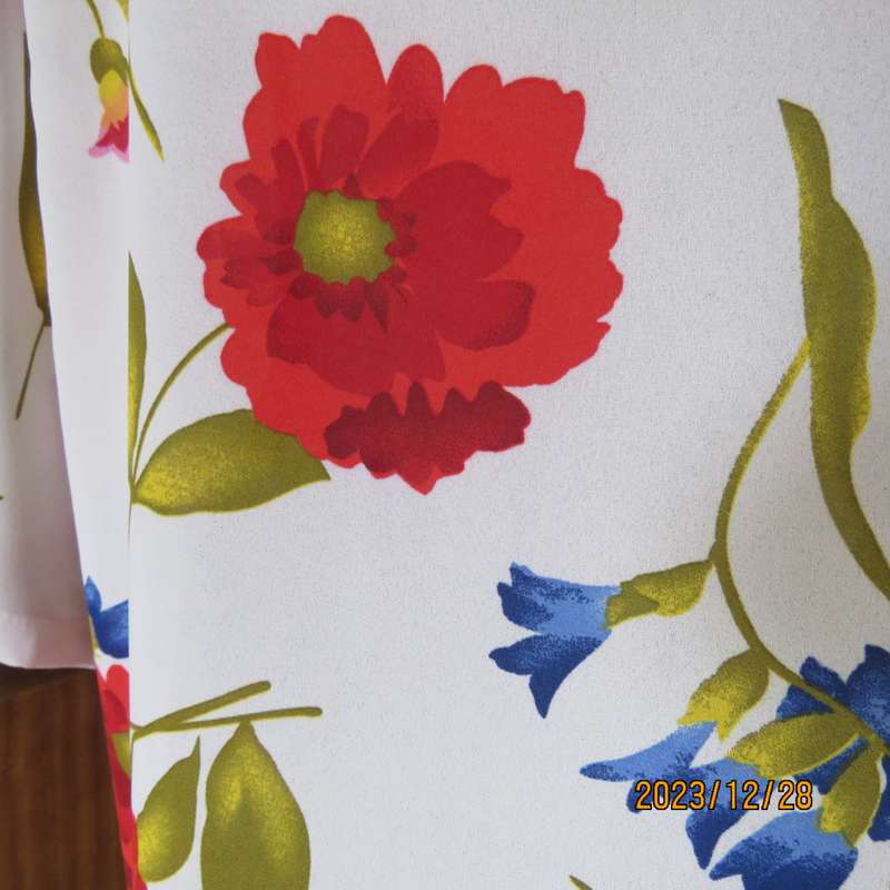 Cheerful white floral button down top with short sleeves/open collar. Size 42. Slitted slides.As new