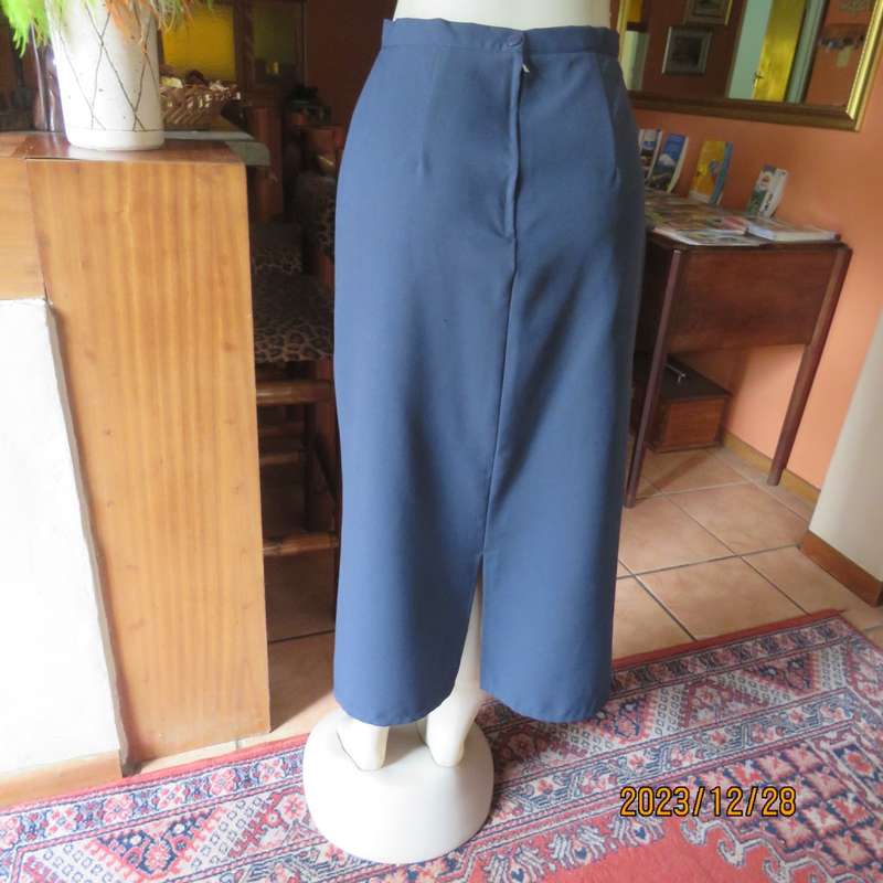 Elegant ankle length navy no stretch polyester pencil skirt size 36/12. Zip/slit at back. New cond.