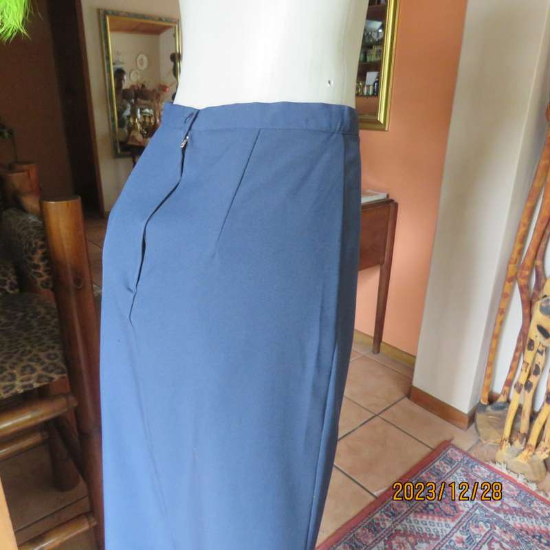 Elegant ankle length navy no stretch polyester pencil skirt size 36/12. Zip/slit at back. New cond.