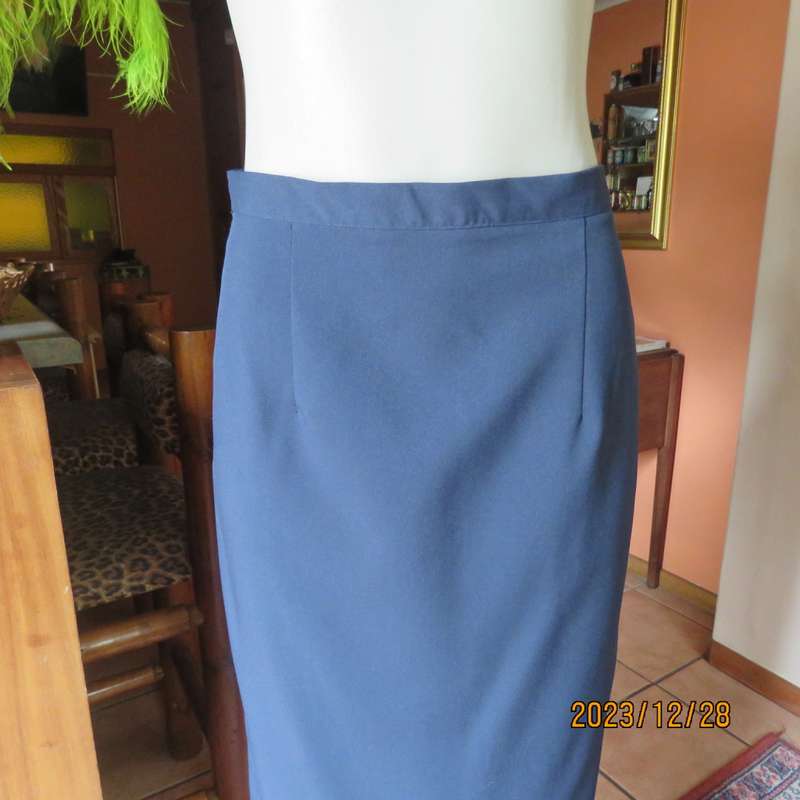 Elegant ankle length navy no stretch polyester pencil skirt size 36/12. Zip/slit at back. New cond.