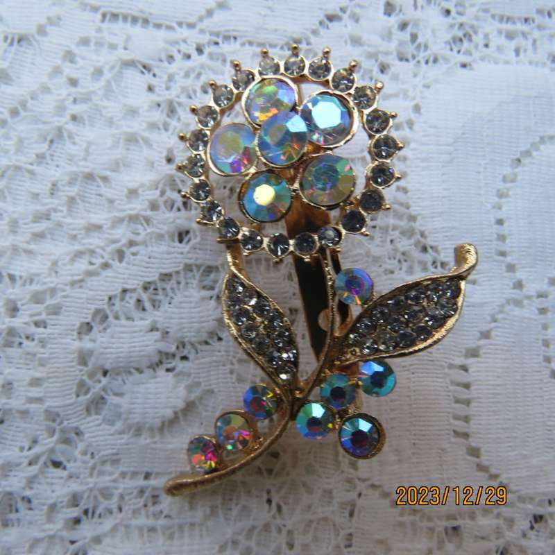 Stunning gold colour new floral design brooch with imitation crystal/diamond stones. Length 5.5cm.