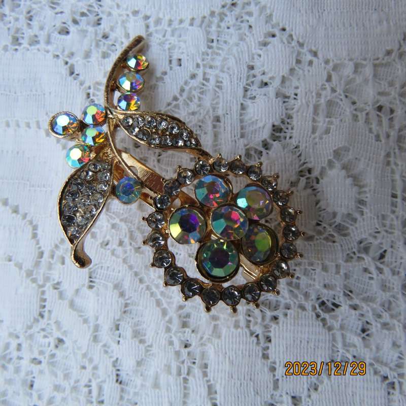 Stunning gold colour new floral design brooch with imitation crystal/diamond stones. Length 5.5cm.
