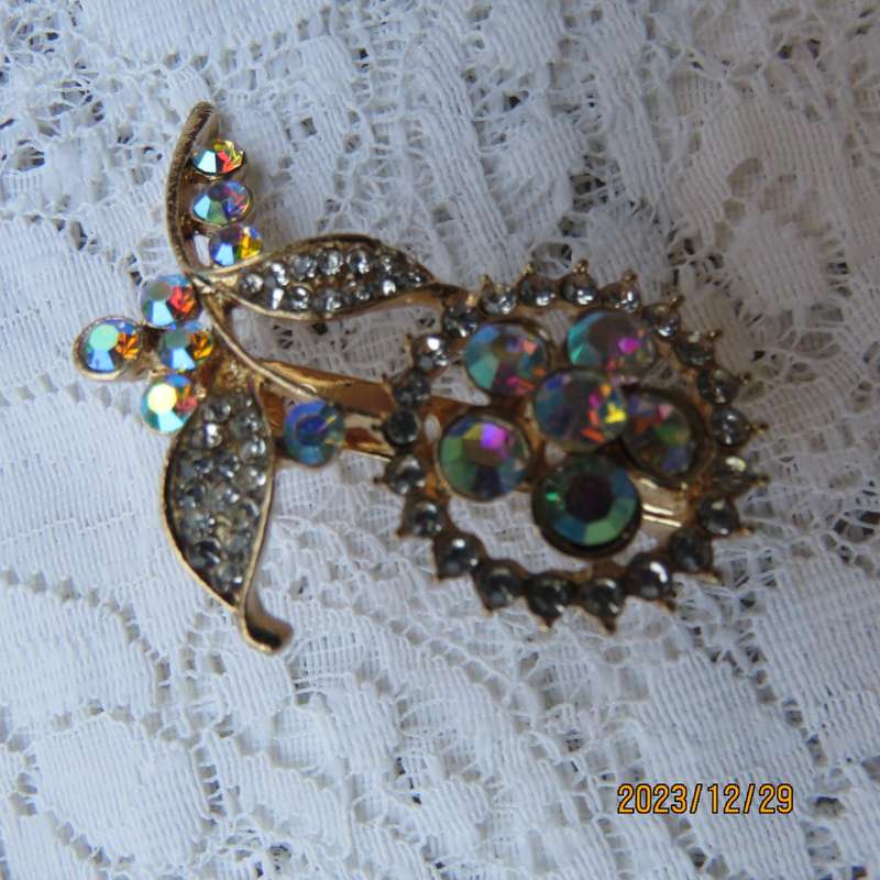 Stunning gold colour new floral design brooch with imitation crystal/diamond stones. Length 5.5cm.