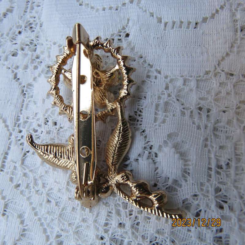 Stunning gold colour new floral design brooch with imitation crystal/diamond stones. Length 5.5cm.