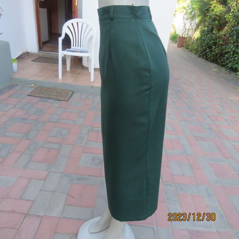Elegant fully lined ankle lenght bottle green pencil skirt. Viscose/poly blend. TOPICS 34. As new