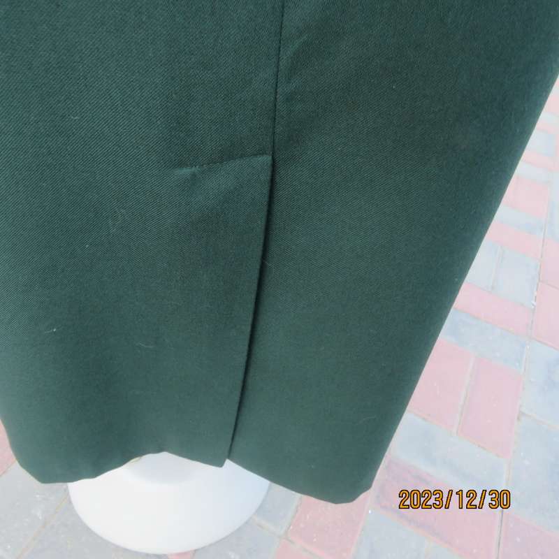 Elegant fully lined ankle lenght bottle green pencil skirt. Viscose/poly blend. TOPICS 34. As new
