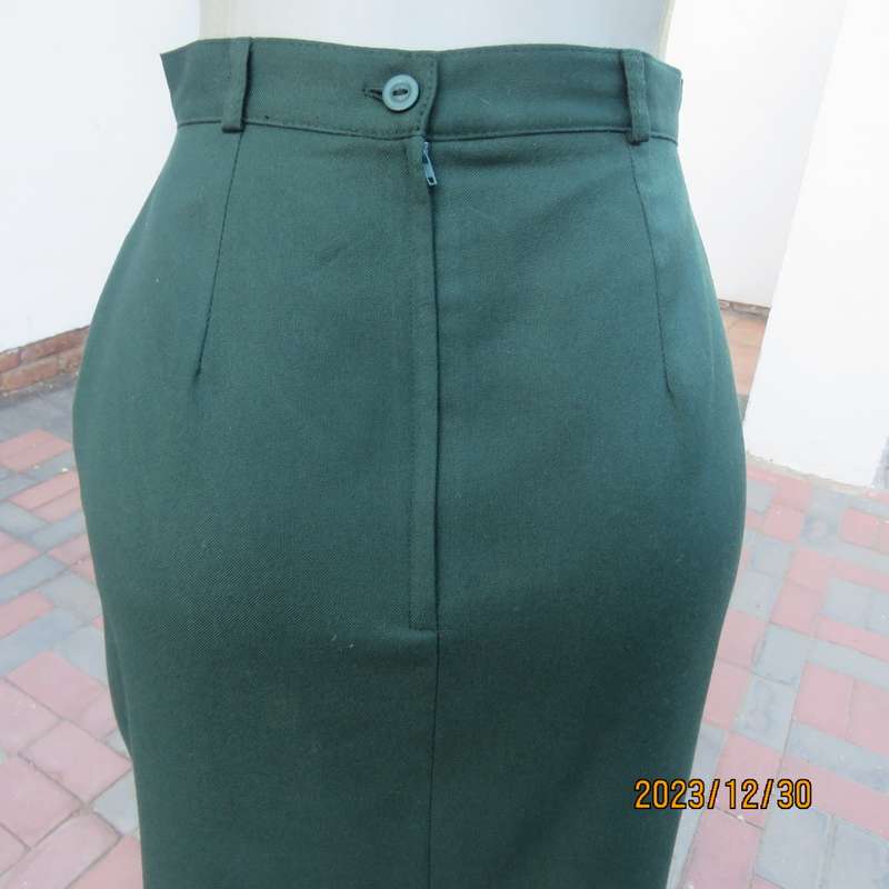 Elegant fully lined ankle lenght bottle green pencil skirt. Viscose/poly blend. TOPICS 34. As new