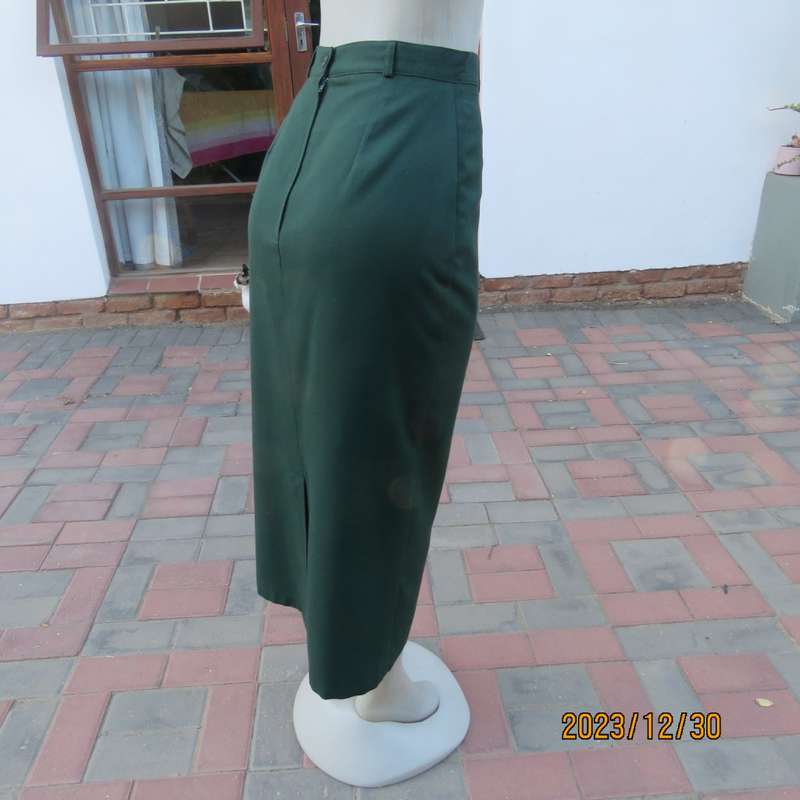 Elegant fully lined ankle lenght bottle green pencil skirt. Viscose/poly blend. TOPICS 34. As new