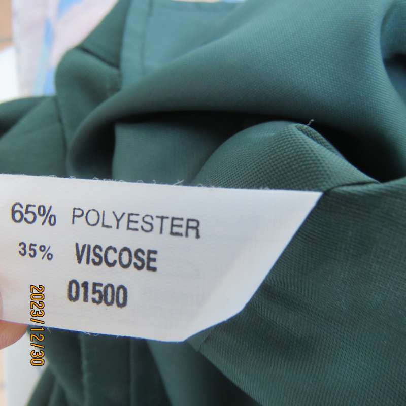 Elegant fully lined ankle lenght bottle green pencil skirt. Viscose/poly blend. TOPICS 34. As new