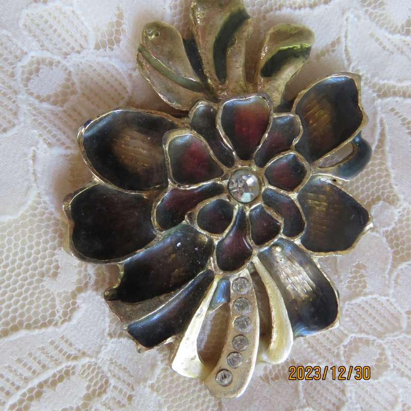 Up the luxe with this gold toned and plum metal buckle with simulated diamonds. 9cm x 6.5cm.As new