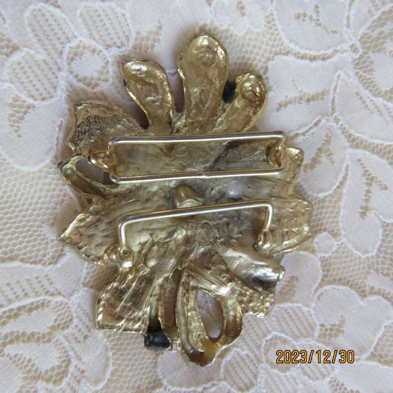 Up the luxe with this gold toned and plum metal buckle with simulated diamonds. 9cm x 6.5cm.As new