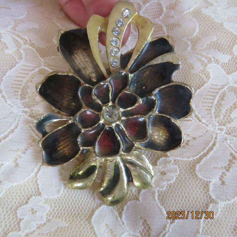 Up the luxe with this gold toned and plum metal buckle with simulated diamonds. 9cm x 6.5cm.As new