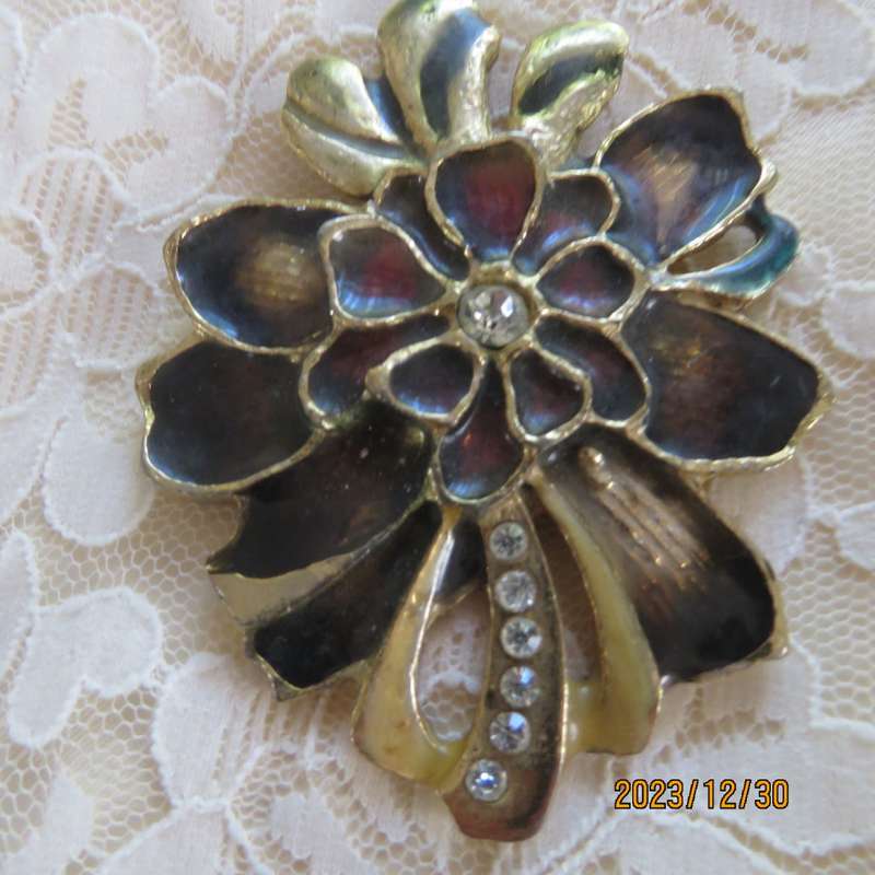 Up the luxe with this gold toned and plum metal buckle with simulated diamonds. 9cm x 6.5cm.As new