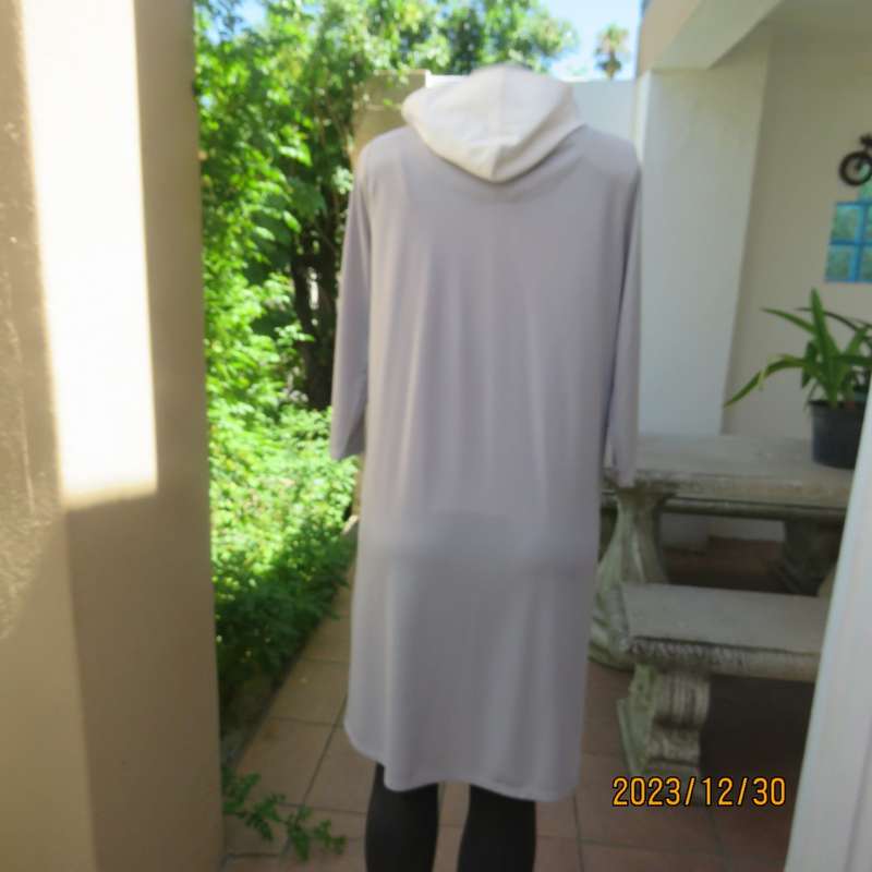 Fashion silver grey open coat in silver grey stretch poly with white hood. By BOU JELOUD size 34.
