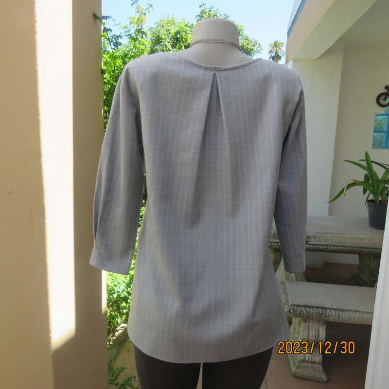 Unique silvergrey/white vertical striped top by ADAM ET ROPE from Japan size 34. Excellent quality.