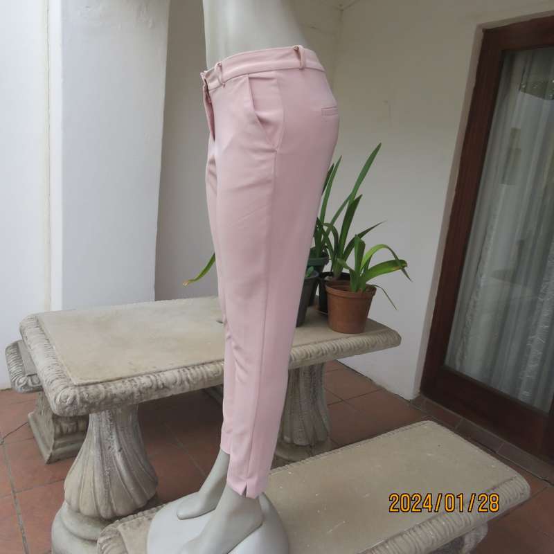 Figure fitting champagne pink skinny figure fitting polycotton stretch pants. Size 32 by FOSHINI.