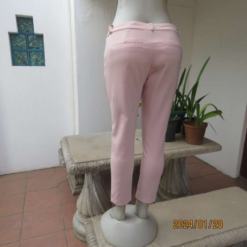 Figure fitting champagne pink skinny figure fitting polycotton stretch pants. Size 32 by FOSHINI.