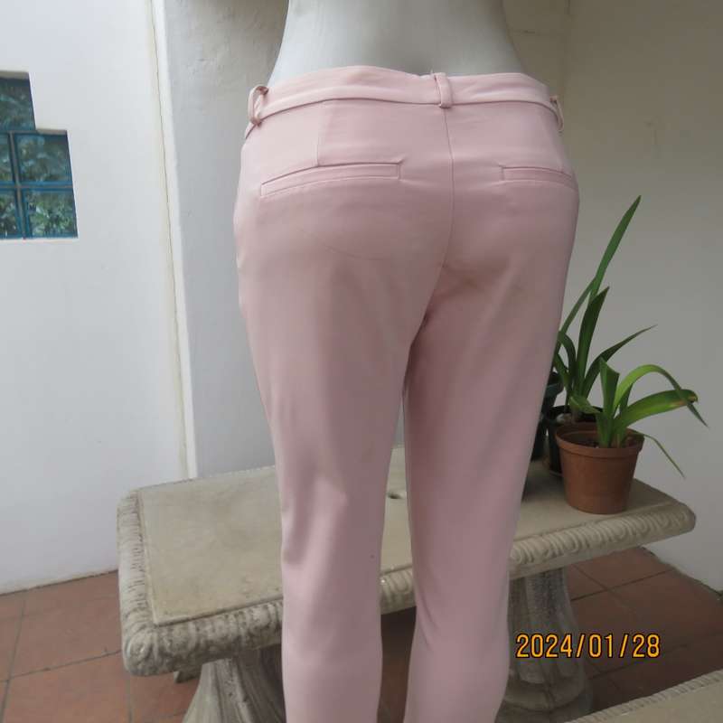 Figure fitting champagne pink skinny figure fitting polycotton stretch pants. Size 32 by FOSHINI.